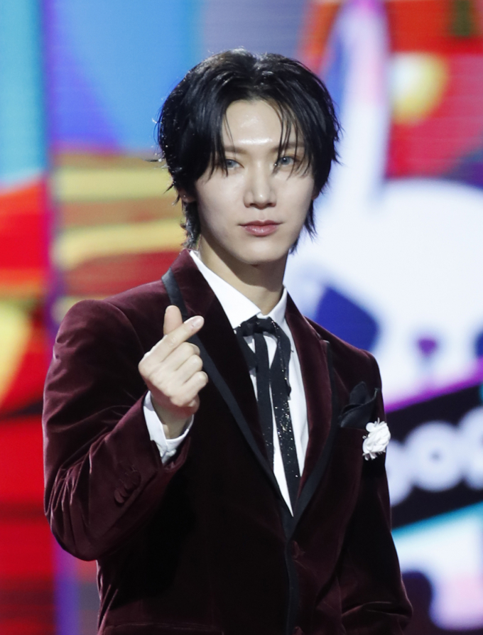 아이돌그룹 NCT 멤버 텐이 '2023 SBS 가요대전'에서 무대 추락 사고 이후 "괜찮다"고 밝혔다. 사진은 텐이 지난 25일 인천 중구 인스파이어 아레나에서 열린 '2023 SBS 가요대전' 레드카펫 행사에서 포즈를 취하는 모습. /사진=뉴스1