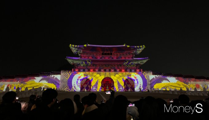 서울시는 지난 15일부터 내년 1월21일까지 총 38일간 광화문광장 일대를 오색찬란 빛으로 물들이는 '2023 서울라이트 광화문'을 개최한다. 사진은 서울라이트 광화문 전시의 한 장면. /사진=최재혁 기자