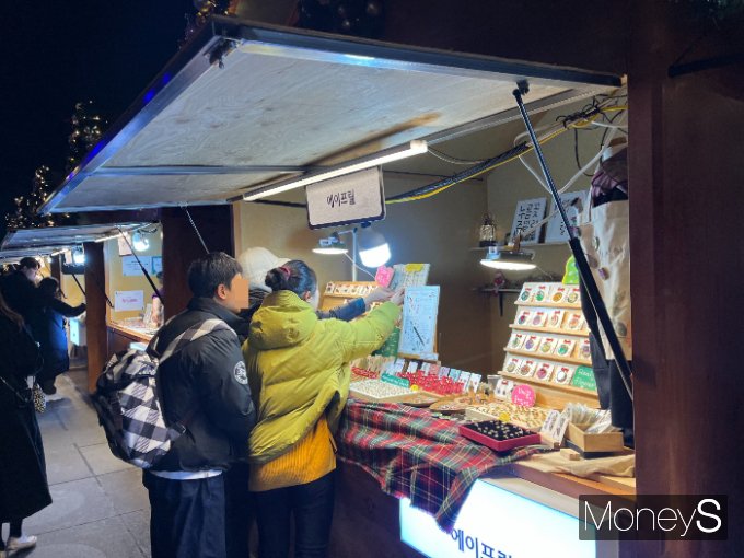 이번 광화문광장 마켓에는 앞서 시행했던 시범사업에 비해 훨씬 더 많은 소상공인이 참여했다. 사진은 공예품을 구경하는 시민의 모습. /사진=최재혁 기자