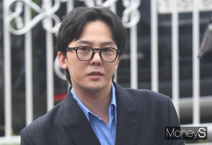 경찰이 최근 불송치된 K팝 그룹 빅뱅의 멤버 지드래곤(본명 권지용) 마약 혐의 사건과 관련해 무리한 수사가 아니란 입장을 밝혔다. 사진은 지난달 6일 '강남 유흥업소발 마약사건' 연루 의혹과 관련, 소환 조사를 받기 위해 인천 논현경찰서에 출석한 가수 지드래곤. /사진=장동규 기자