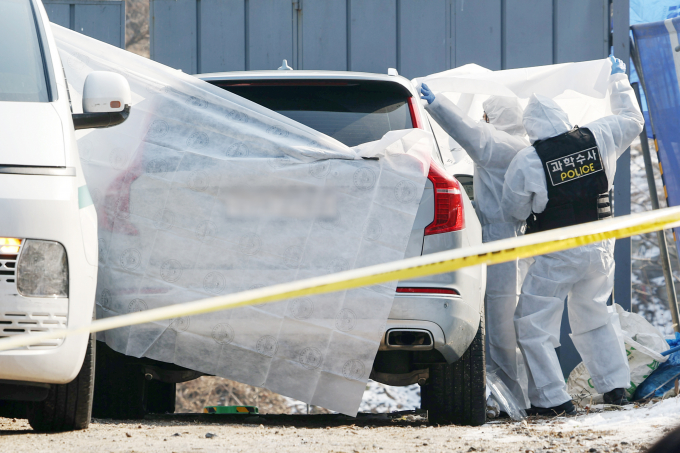 마약 투약 혐의로 경찰 조사를 받던 배우 이선균(48)이 숨진 채 발견됐다. 사진은 27일 종로구 와룡공원 인근에서 경찰 관계자들이 이씨의 차량 내부를 살펴보는 모습. /사진=뉴스1