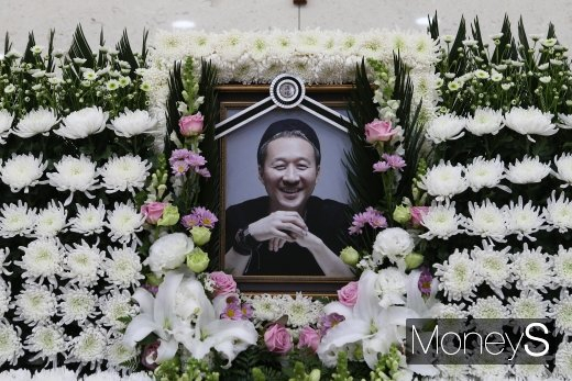   밴드 봄여름가을겨울의 고(故) 전태관이 세상을 떠난 지 5년이 지났다. 사진은 지난 2018년 12월 서울아산병원 장례식장에 마련된 밴드 봄여름가을겨울의 드러머 전태관의 빈소. /사진=사진공동취재단