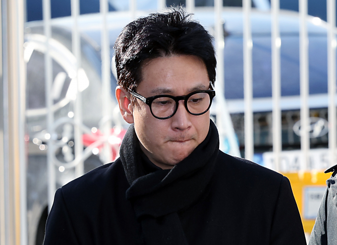 배우 이선균 씨가 오늘 오전 서울 와룡공원 내 차량 안에서 쓰러진 채 발견됐다. 사진은 지난 23일 오전 인천 남동구 인천논현경찰서로 3차 소환조사를 받기 위해 도착한 배우 이선균. /사진=뉴스1