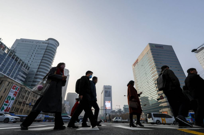 28일 전국적으로 미세먼지 농도가 높고 포근한 날씨가 이어질 전망이다. 사진은 지난달 23일 미세먼지 농도가 높아 마스크를 쓴 시민들. /사진= 뉴시스