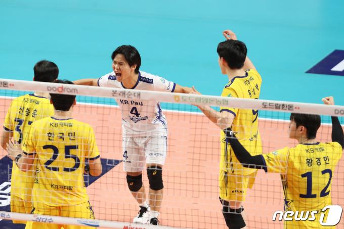 [사진] 기뻐하는 KB 손해보험