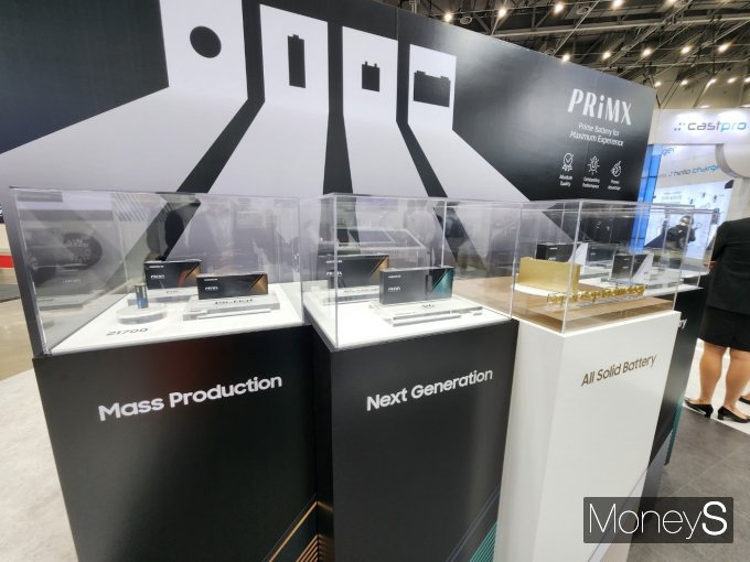 삼성SDI의 전기차용 배터리. 왼쪽이 현행 제품이며 가운데는 에너지 밀도를 높인 차세대 제품, 가장 오른쪽이 개발 중인 전고체 배터리다. /사진=박찬규 기자 