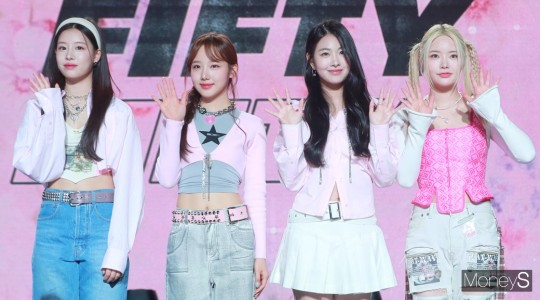 신인 걸그룹 피프티 피프티는 올해 역대급 기록을 쓰고, 역대급 논란을 만들고 템퍼링 이슈에 불을 붙인 뜨거운 감자가 됐다. 사진은 지난 4월 서울 강남구 압구정 일지아트홀에서 진행된 빌보드 진입 기념 기자간담회에 참석한 걸그룹 피프티피프티. /사진=임한별 기자