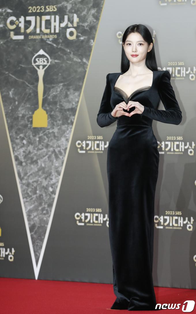 [사진] 김유정, 오늘은 블랙 드레스