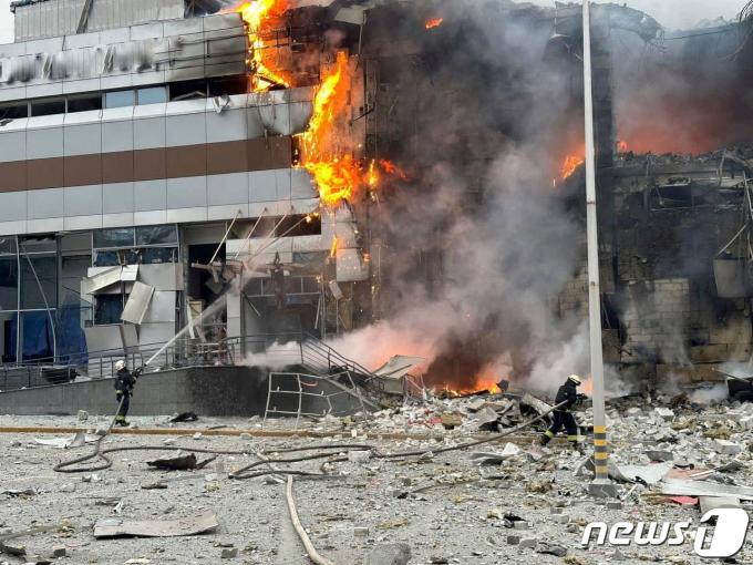 [사진] [포토] 러 대규모 공습에 파괴된 우크라 쇼핑몰
