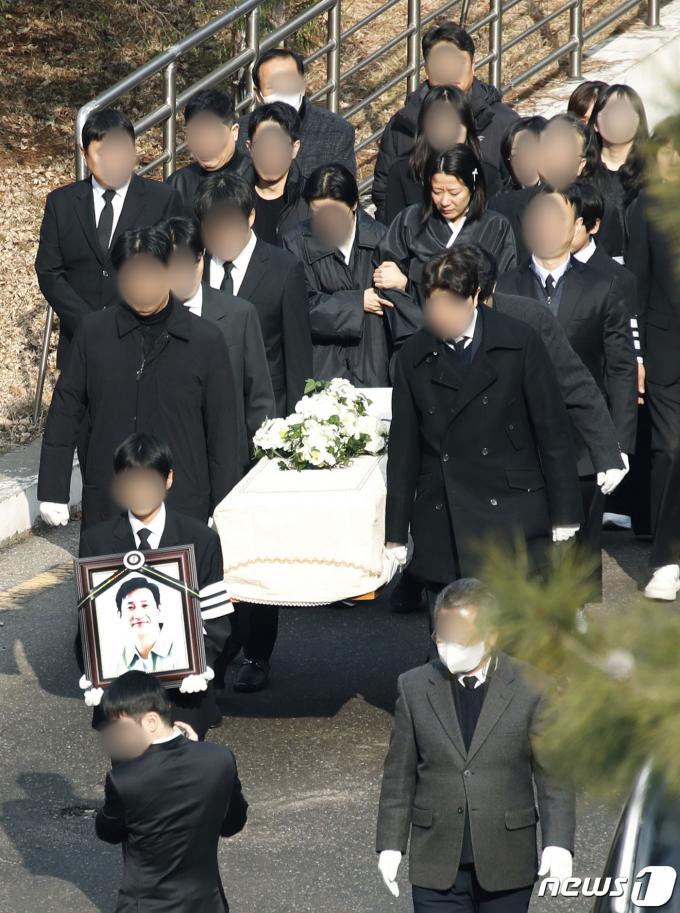 29일 정오 서울 종로구 서울대병원 장례식장에서 배우 고(故) 이선균의 발인식이 엄수되고 있다. 2023.12.29/뉴스1 ⓒ News1 사진공동취재단