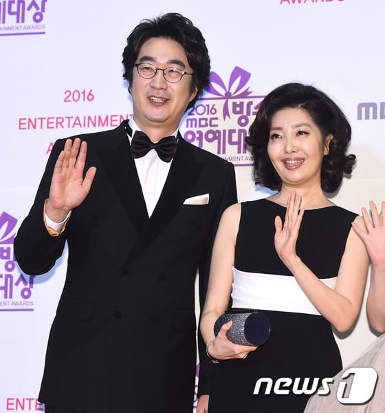 방송인 홍혜걸, 의사 여에스더 부부가 2016년 12월 29일 오후 서울 상암동 MBC 공개홀에서 열린 ‘2016 MBC 방송연예대상’ 레드카펫 행사에 참석해 포즈를 취하고 있다. ⓒ News1 DB