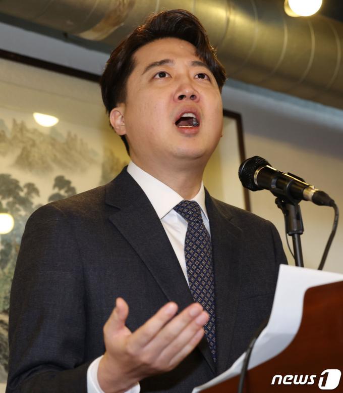 이준석 전 국민의힘 대표가 27일 서울 노원구 상계동 한 식당에서 탈당 및 신당 창당 선언 기자회견을 하고 있다. (공동취재) 2023.12.27/뉴스1 ⓒ News1 박정호 기자