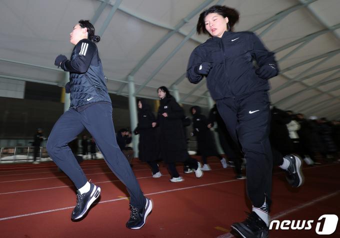 [사진] 새벽 훈련 매진하는 국가대표 선수들