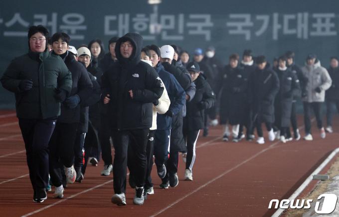 [사진] 새벽 훈련 갖는 국가대표 선수들