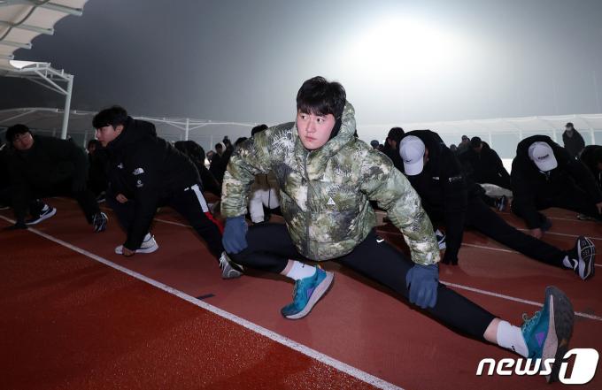 [사진] 김제덕, 새벽 훈련 진지하게