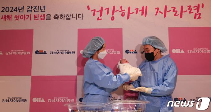 [사진] 아빠 품에 안기는 새해둥이