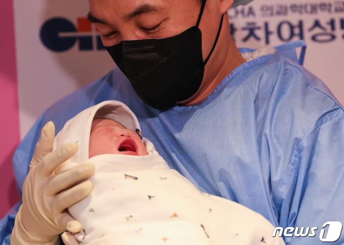 [사진] 청룡의 해 알리는 새해둥이 우렁찬 울음소리