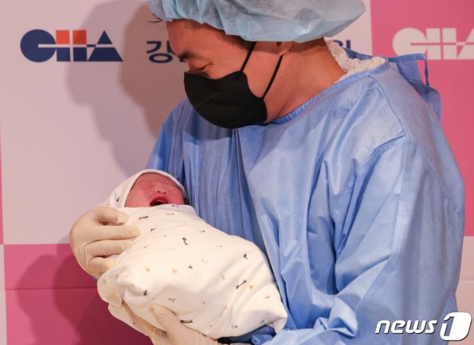 [사진] 청룡의 해 알리는 새해둥이 우렁찬 울음소리