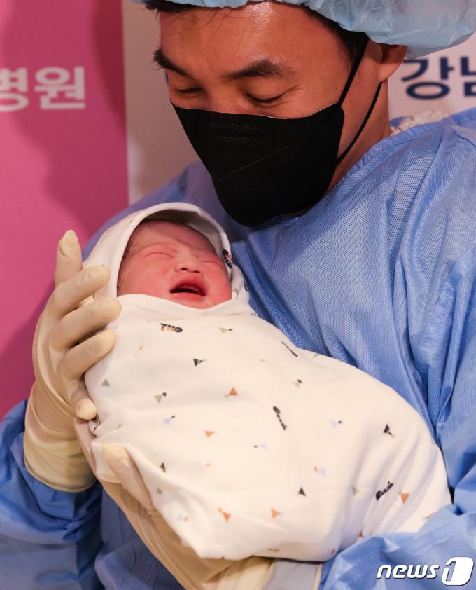 [사진] 청룡의 해 알리는 새해둥이 우렁찬 울음소리