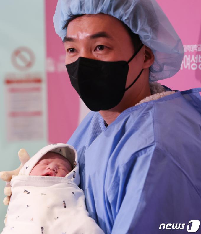 [사진] 세상에 첫발 내딛은 새해둥이