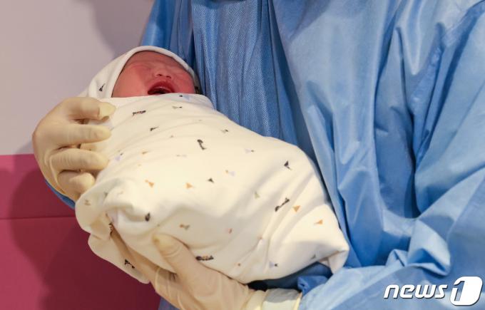 [사진] 청룡의 해 알리는 새해둥이 우렁찬 울음소리