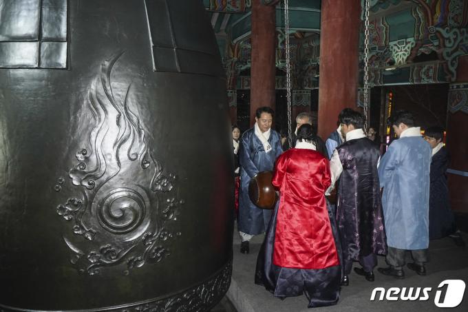 [사진] 새해 알리는 제야의 종