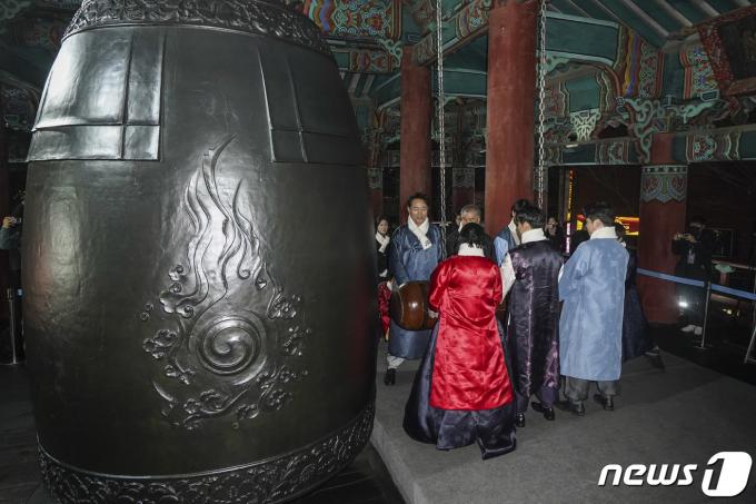 [사진] 2024 새해 알리는 제야의 종