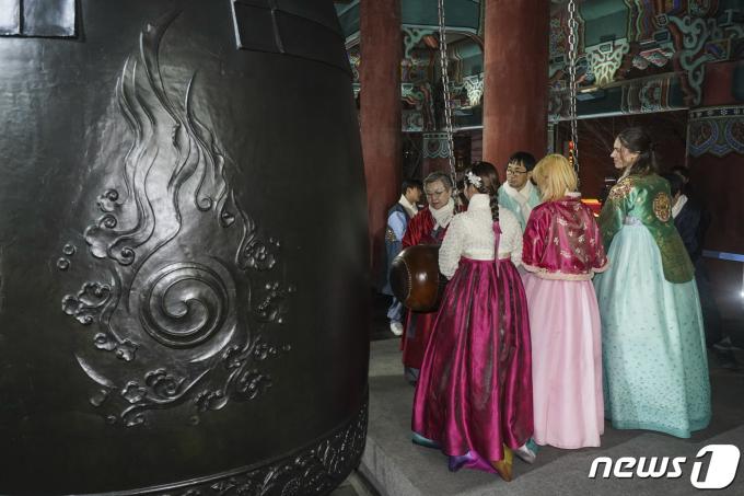 [사진] 새해 알리는 제야의 종