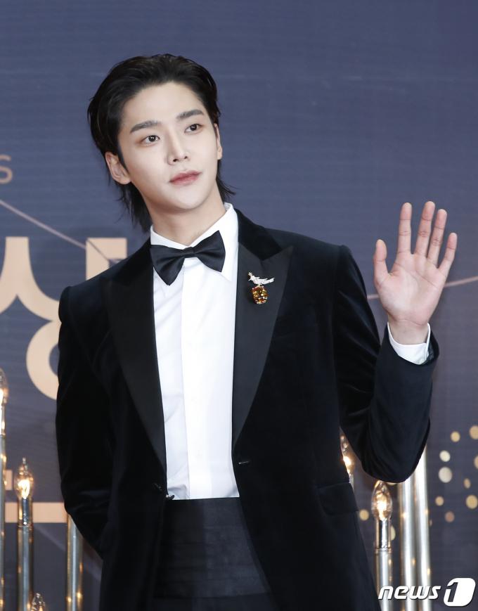 배우 로운이 31일 오후 서울 영등포구 KBS 신관에서 진행된 ‘2023 KBS 연기대상’ 레드카펫 행사에서 포즈를 취하고 있다. 2023.12.31/뉴스1 ⓒ News1 권현진 기자