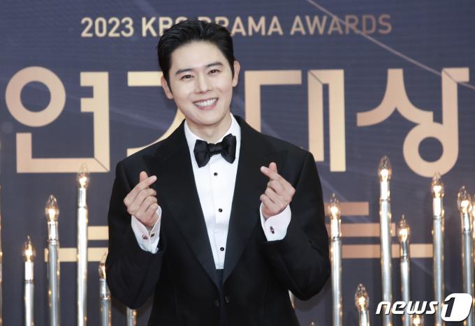 배우 김동준이 31일 오후 서울 영등포구 KBS 신관에서 진행된 ‘2023 KBS 연기대상’ 레드카펫 행사에서 포즈를 취하고 있다. 2023.12.31/뉴스1 ⓒ News1 권현진 기자
