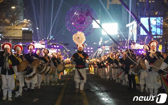 [사진] 제야의 종 타종행사 거리 퍼레이드