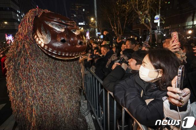 [사진] 제야의 종 타종행사 거리 퍼레이드