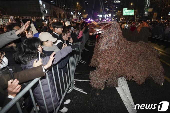 [사진] 제야의 종 타종행사 거리 퍼레이드