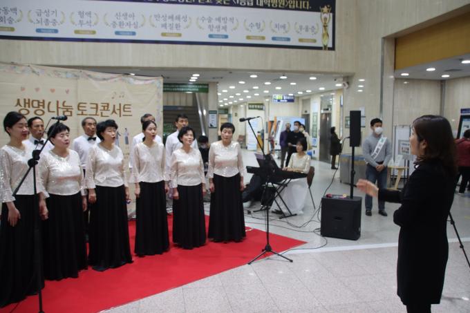 12월13일 경기 의정부성모병원에서 '생명의 소리' 합창단원들이 노래를 부르고 있다. (한국장기조직기증원 제공) / 뉴스1 임윤지 기자