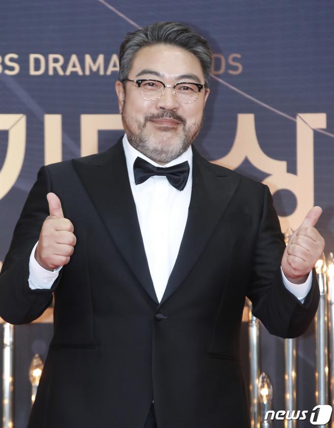 배우 이원종이 31일 오후 서울 영등포구 KBS 신관에서 진행된 ‘2023 KBS 연기대상’ 레드카펫 행사에서 포즈를 취하고 있다. 2023.12.31/뉴스1 ⓒ News1 권현진 기자