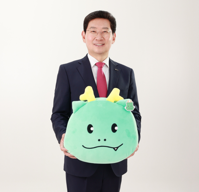 조아용 인형을 든 이상일 용인특례시장. / 사진제공=용인특례시