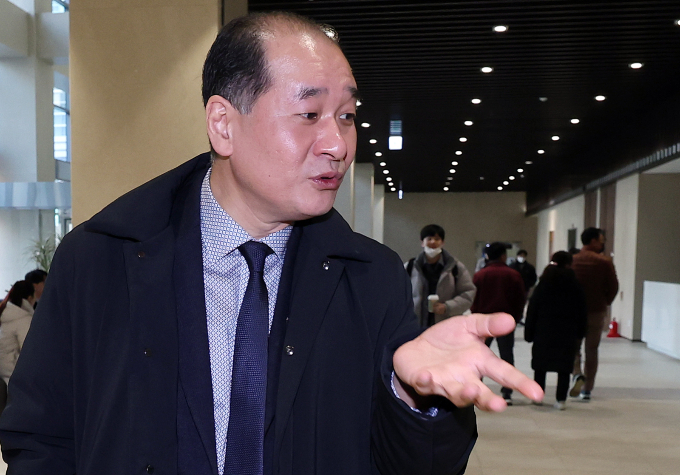 ' 배터리 아저씨’로 불리는 박순혁 작가가 지난해 12월27일 오후 서울 영등포구 여의도 한국거래소에서 열린 '불법 공매도 방지를 위한 전산화 토론회'를 마친 뒤 취재 기자의 질문에 답변하고 있다. /사진=뉴스1