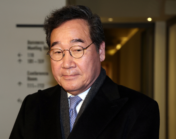 이낙연 더불어민주당 전 대표가 지난해 12월30일 서울 종로구의 한 음식점에서 회동을 마친 입장을 밝히고 있다. /사진=뉴스1