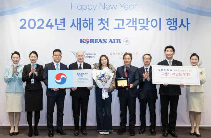 (왼쪽 3번째부터) 송보영 대한항공 여객사업본부장, 데이빗 페이시 대한항공 기내식기판 및 라운지 부문 부사장, 새해 첫 고객, 이학재 인천국제공항공사 사장, 유구종 인천국제공항공사 운영본부장이 기념쵤영을 하는 모습 /사진=대한항공