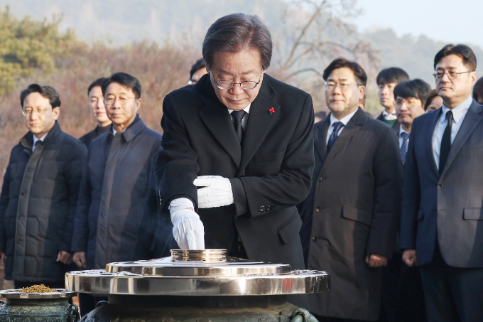 이재명 더불어민주당 대표가 1일 오전 서울 동작구 국립서울현충원을 찾아 현충탑에 분향하고 있다. /사진=뉴스1