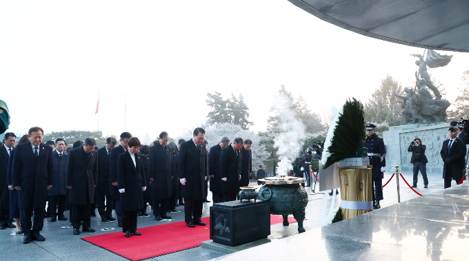 윤석열 대통령이 2024년 갑진년 새해 첫날인 1일 서울 동작구 국립서울현충원을 찾아 현충탑에서 참배하고 있다. /사진=뉴시스