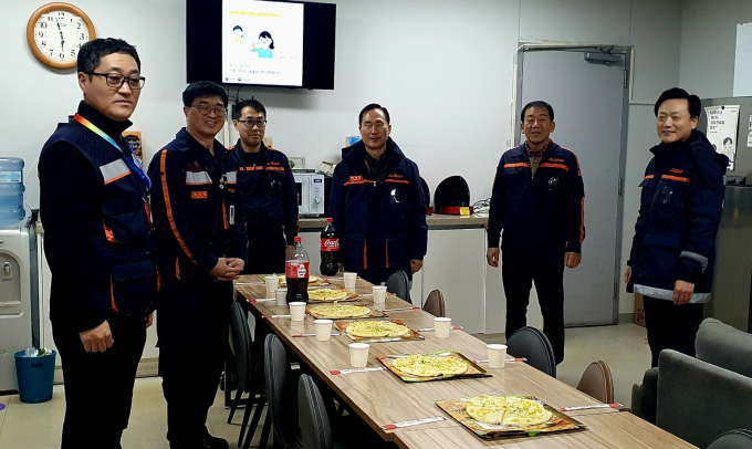 김이배 제주항공 대표(사진 오른쪽 첫번째)가 인천국제공항에서 새해 첫 편 운항을 준비하고 있는현장 근로자들과 이야기를 나누고 있다. /사진=제주항공