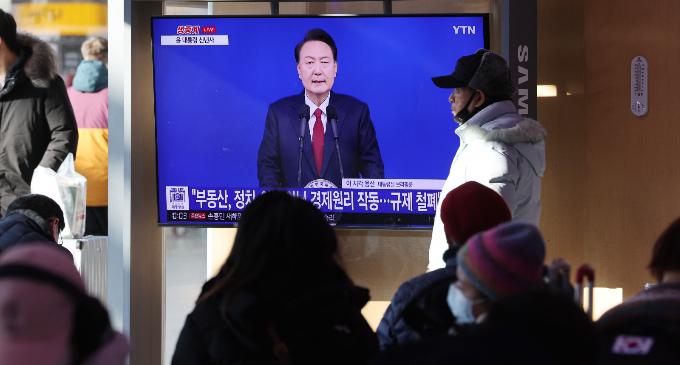 1일 오전 서울역 대합실에서 시민들이 윤석열 대통령의 2024년 신년사 발표 생중계를 지켜보고 있다. /사진=뉴스1