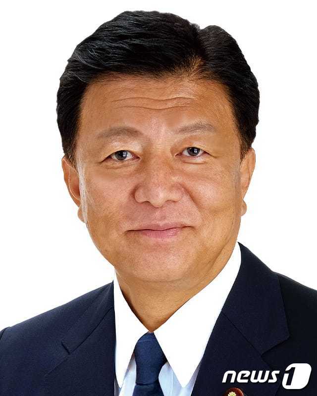 신도 요시타가 일본 경제재생담당상이 새해 첫날인 1일 제2차 세계대전 당시 'A급 전범'이 합사돼 있는 야스쿠니(靖?) 신사를 참배했다. 2024.01.01사진: 자민당 홈페이지