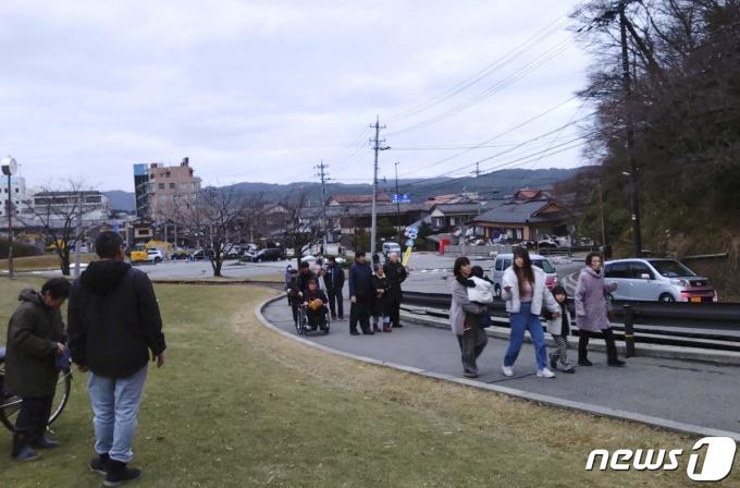 [사진] [포토] 강진 피해 대피하는 日 이시카와현 주민들