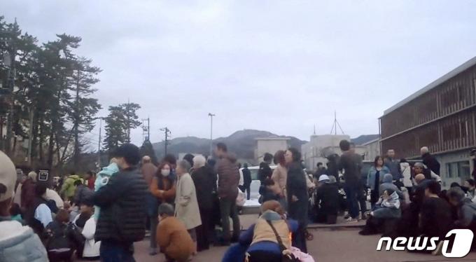 [사진] 규모 7.6 강진 후 학교 주차장으로 대피한 일본 주민들