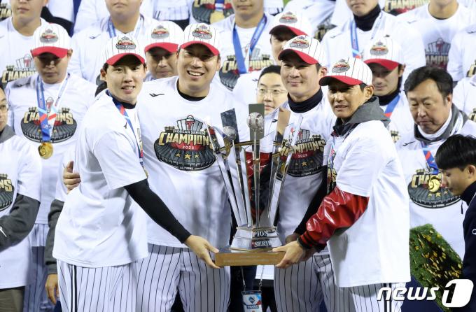 13일 오후 서울 송파구 잠실야구장에서 열린 프로야구 '2023 신한은행 SOL KBO 포스트시즌' 한국시리즈 5차전 LG 트윈스와 kt 위즈의 경기에서 LG 트윈스가 6대2로 승리하며 우승을 차지했다. LG 임찬규(왼쪽부터), 김현수, 오지환, 염경엽 감독이 우승 트로피를 들고 기념촬영을 하고 있다. 2023.11.13/뉴스1 ⓒ News1 김성진 기자