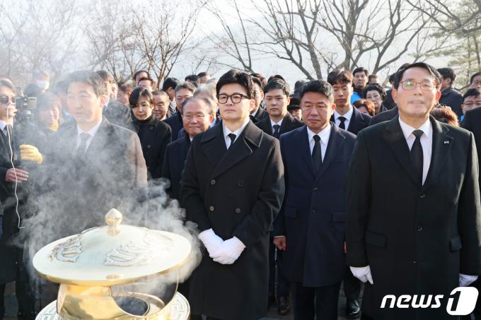 한동훈 국민의힘 비상대책위원장이 1일 오전 서울 동작구 국립서울현충원을 찾아 김대중 前 대통령 묘역을 참배하고 있다. (국민의힘 제공) 2024.1.1/뉴스1 ⓒ News1 임세영 기자