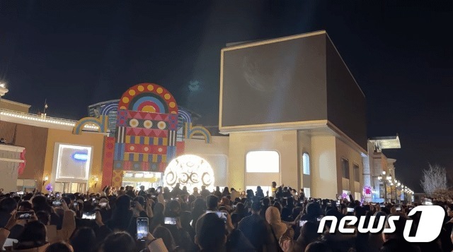 베이징 차오양구의 한 쇼핑몰에 모인 시민들이 불이 꺼진 대형 전광판 아래에서 카운트다운을 하고 있다. 사진은 샤오훙슈 갈무리
