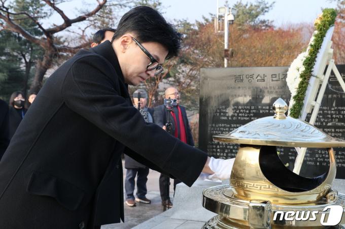 한동훈 국민의힘 비상대책위원장이 1일 오전 서울 동작구 국립서울현충원을 찾아 김영삼 前 대통령 묘역을 참배하고 있다. (국민의힘 제공) 2024.1.1/뉴스1 ⓒ News1 임세영 기자